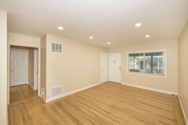 Building Photo - 691 Roble Ave