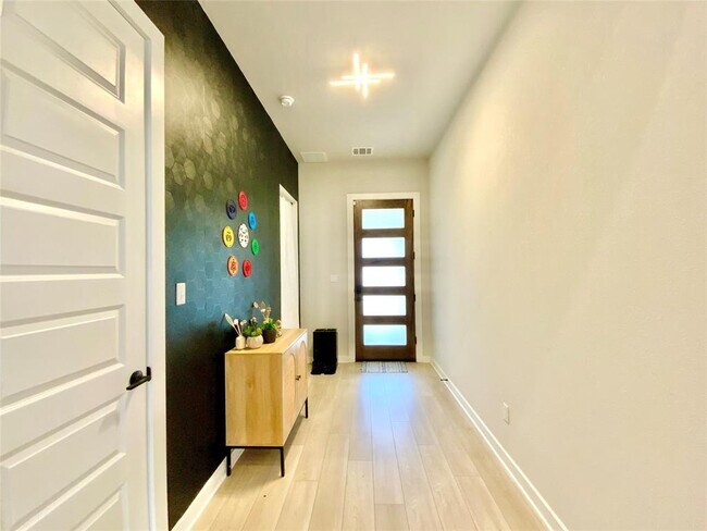 Building Photo - 243 Kings Pne Dr