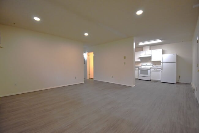 Building Photo - 2BR/1Ba, close to 7th Street, food truck c...