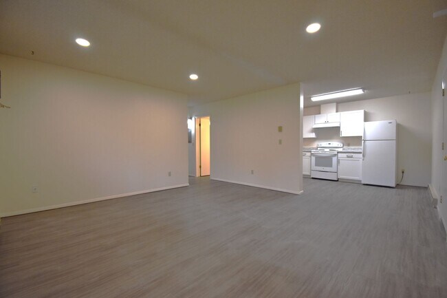 Building Photo - 2BR/1Ba, close to 7th Street, food truck court and shopping