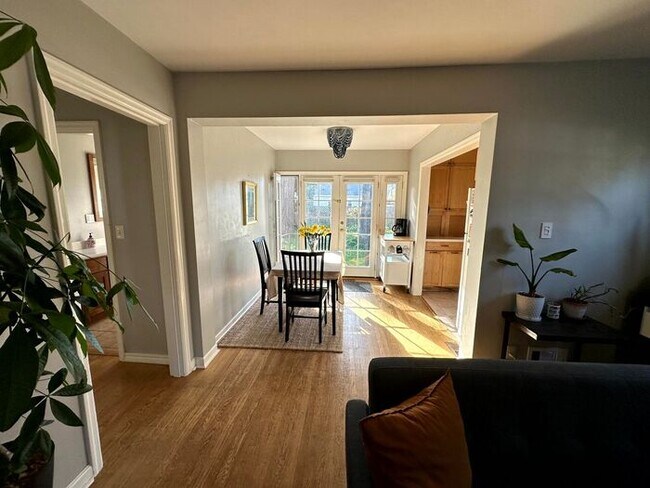 Foto del edificio - Charming Fully Furnished Bungalow Rental with Modern Amenities in Roseway!