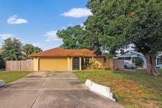 Building Photo - 832 Golf Dr