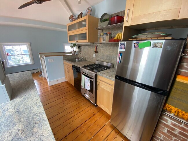 Kitchen with gas stove and dishwasher - 165 Prospect St