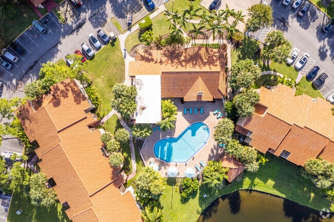Siesta Key Main Pool - Tivoli Park Apartments