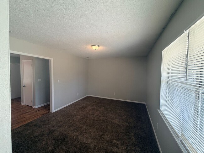 Building Photo - Charming 2 bedroom 1 bath duplex In Hahira Ga