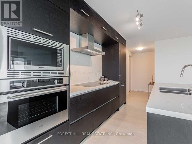 Building Photo - 2221 Yonge St