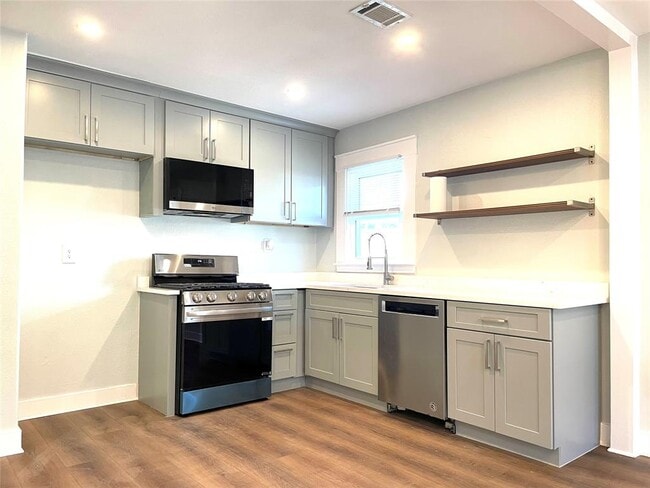 Building Photo - 807 E Riverside Dr