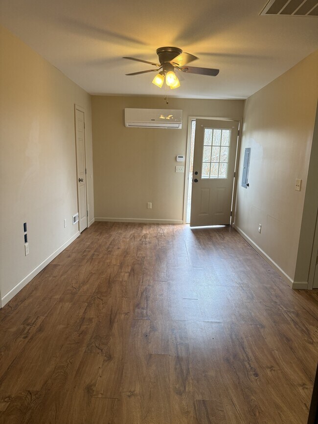 Foto del edificio - 3521 Mint Rd