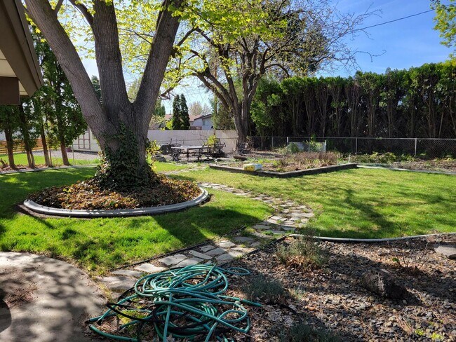 Foto del edificio - Very spacious 4 bedroom, 3 bathroom home i...