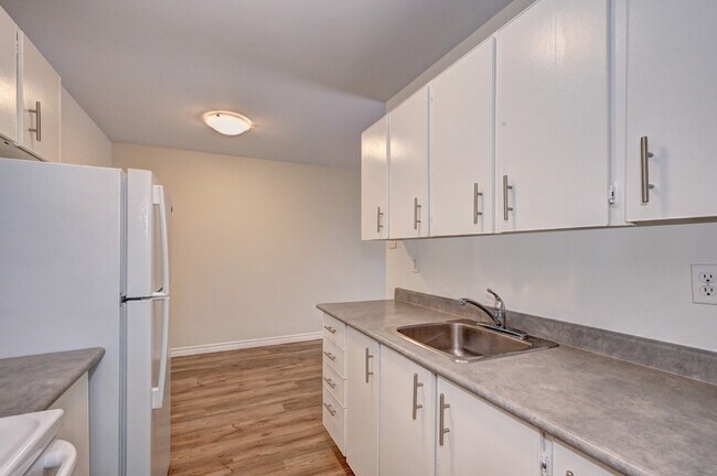 Photo du bâtiment - Lakeview Towers Apartments