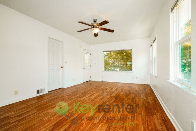 Foto del edificio - Spacious 4-Bedroom Seattle Home with Bonus...