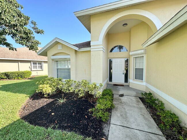Building Photo - ** QUEENS PARK AT KINGS LAKE ** 3 BED / 2 ...