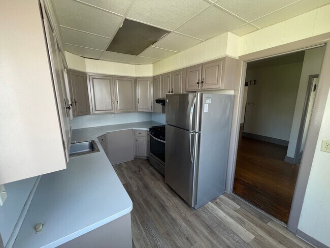 Foto del edificio - Large Five Bedroom 1.5 Bathroom In York!