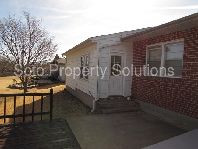 Building Photo - 600 N Parkview Dr