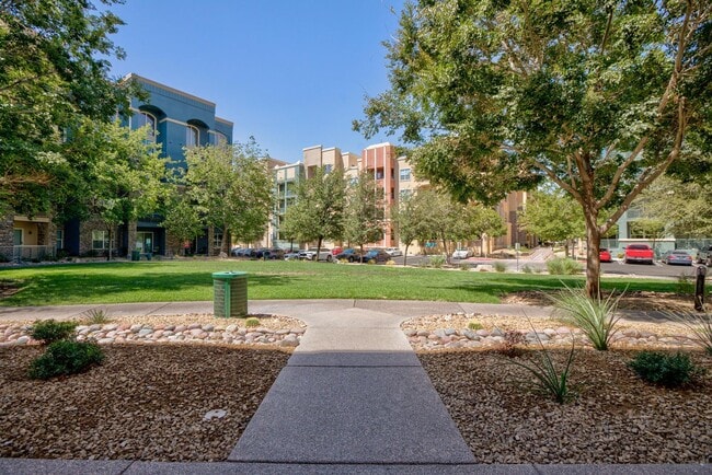 Foto del edificio - Partially Furnished Condo | Gourmet Kitchen, Pool & Fitness Center | 6-Month Lease Available