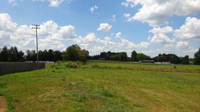 Building Photo - Minutes to West Limestone High School.