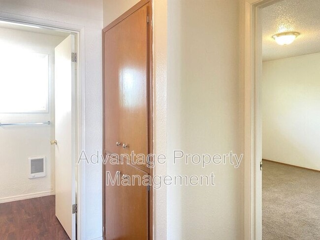 Building Photo - 365 Jackson St W