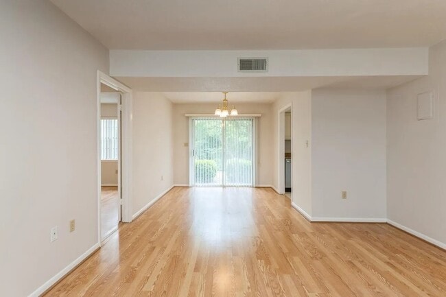 Foto del edificio - 104 Country Club Dr