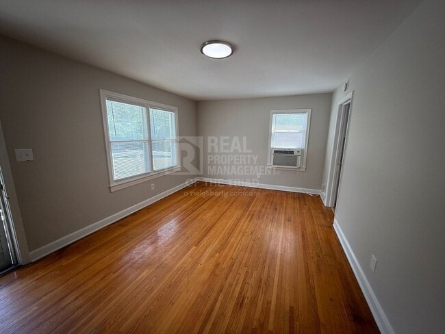 Building Photo - 828 Circle Dr