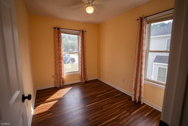 Building Photo - 3 br, 1.5 bath Townhome - 854 Merlins Way