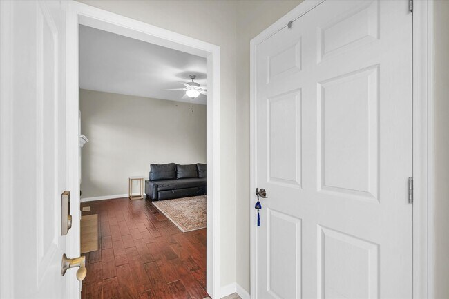 Building Photo - NEW LISTING!! 2 bedroom, 2 bathroom Condom...