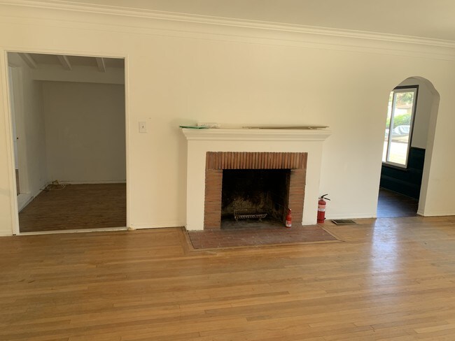 Building Photo - 9767 Sunland Blvd