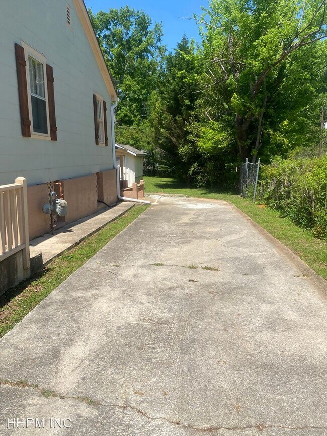 Building Photo - 3 br, 1 bath House - 145 Button Ave