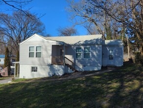 Building Photo - 456 Warren St