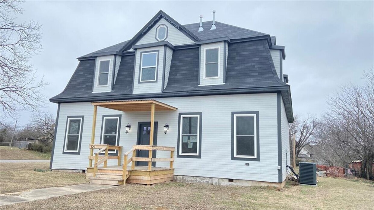 Primary Photo - Remodeled 5 bedroom home in Mcloud!