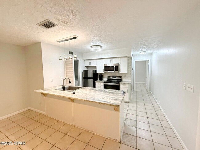 Foto del edificio - 4113 Holiday Dr