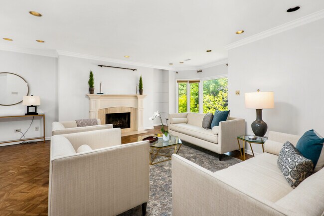 Building Photo - 39 E Schiller St