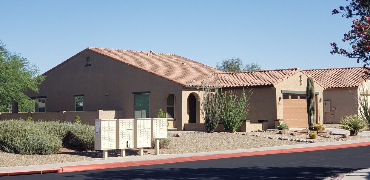 Lado sur de la casa. Espacio abierto. - 8613 N Lodgepole Pine Trl