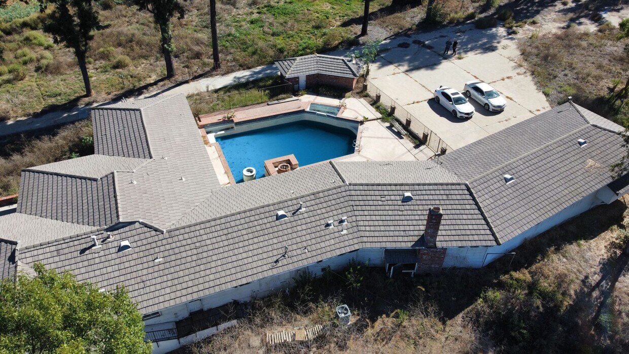 Foto del edificio - HUGE hillside Ranch-style home in Covina. ...