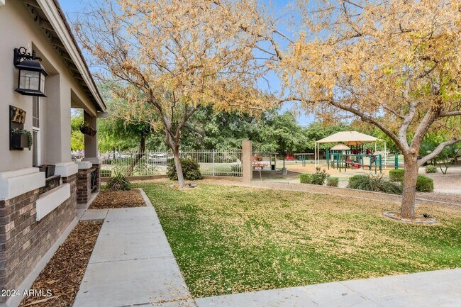 Building Photo - 2537 E Ivanhoe Ct