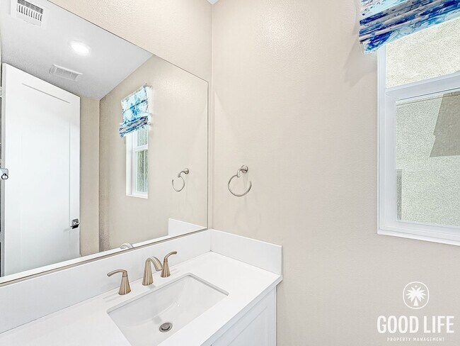 Foto del edificio - Stunning 3BD/2.5BA Home in Carlsbad with Private Yard, Soaking Tub & 2-Car Garage