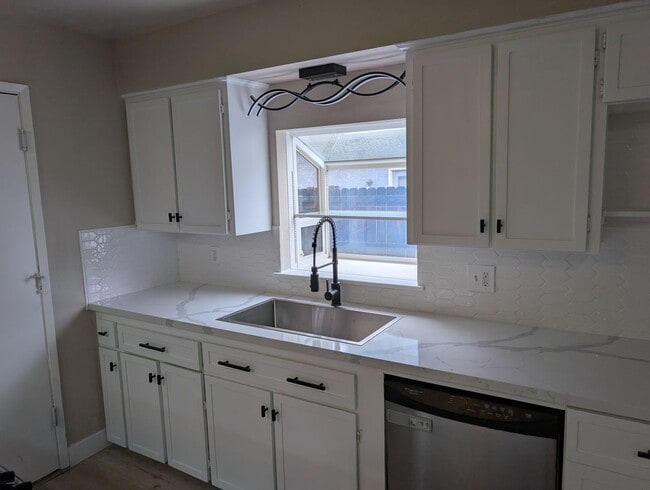 Building Photo - Nice 3 bedroom 2 bathroom Clovis home with modern updates, a nice floor plan and solar. Clovis co...