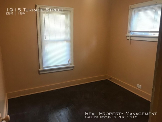 Building Photo - Nicely updated 2 bedroom bungalow style home