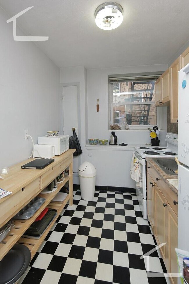 Building Photo - HOT Allston 2BR/1Bath Listing!