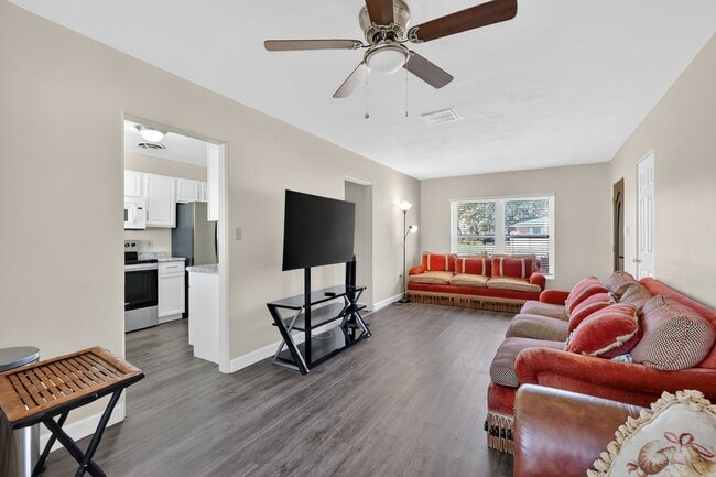 Foto del edificio - 3 Bedroom Home in Tavares with Large Fenced Backyard