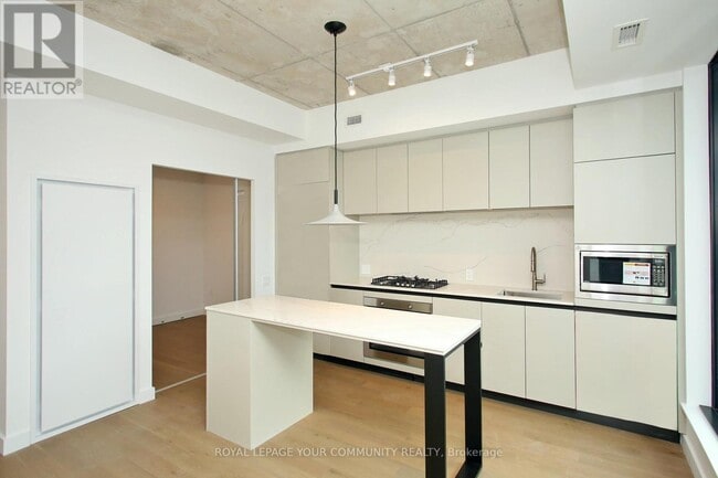 Building Photo - 1720 Bayview Ave