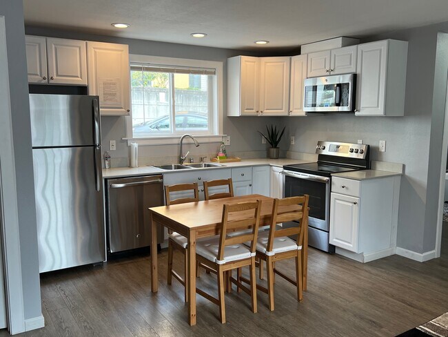 Cocina amueblada inferior CC - 3034 44th Ave SW