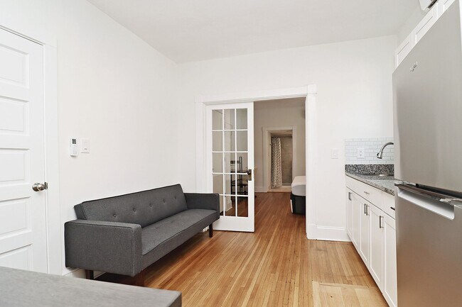 Foto del edificio - Furnished, Light-Filled Apartment With Utilities Included
