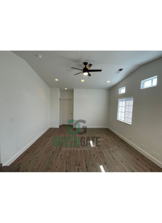 Building Photo - BEAUTIFUL 3 BEDROOM 2 BATH HOME MOVE IN RE...