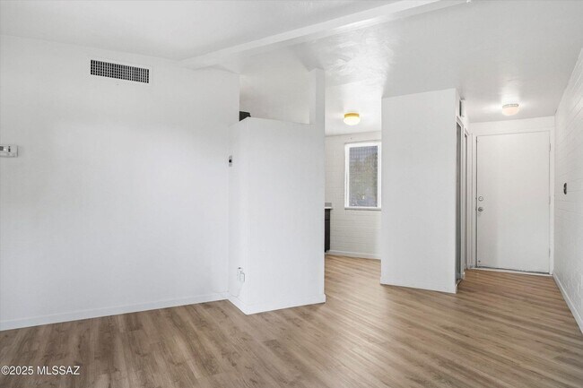 Foto del edificio - Move In Ready Unit! 1 Bed 1 Bath New Flooring!