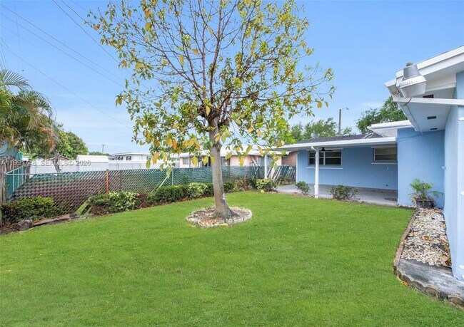Foto del edificio - Northwest 10th Street, Pembroke Pines, FL 33024 - 3 BR 2 BA single-family home