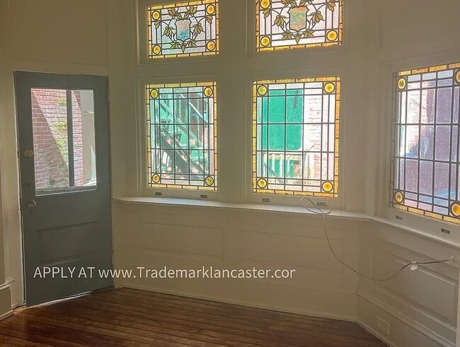 Building Photo - 132 College Ave