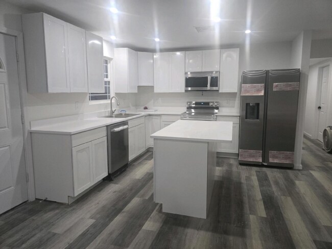 Foto del edificio - 739 NW Palm Dr