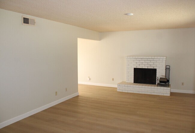 Foto del edificio - 6351 Chapel View Ln