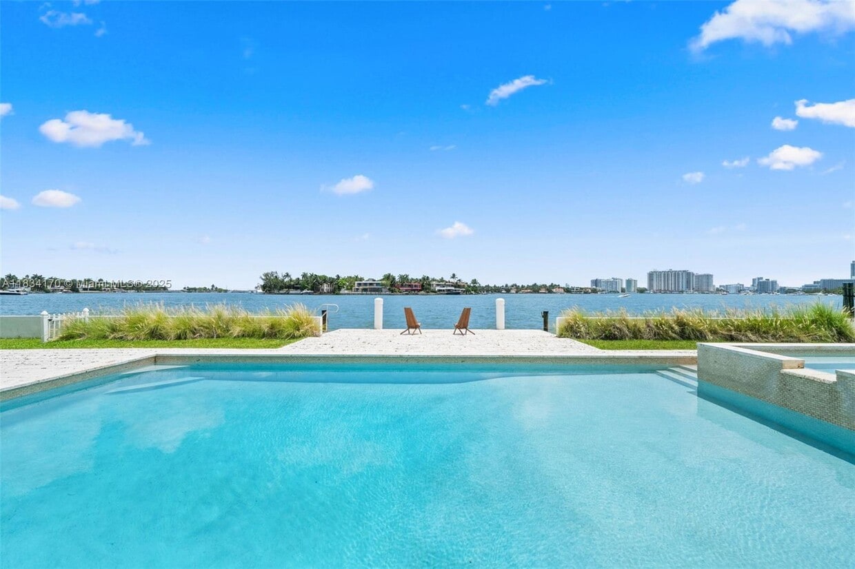 Primary Photo - 205 N Hibiscus Dr