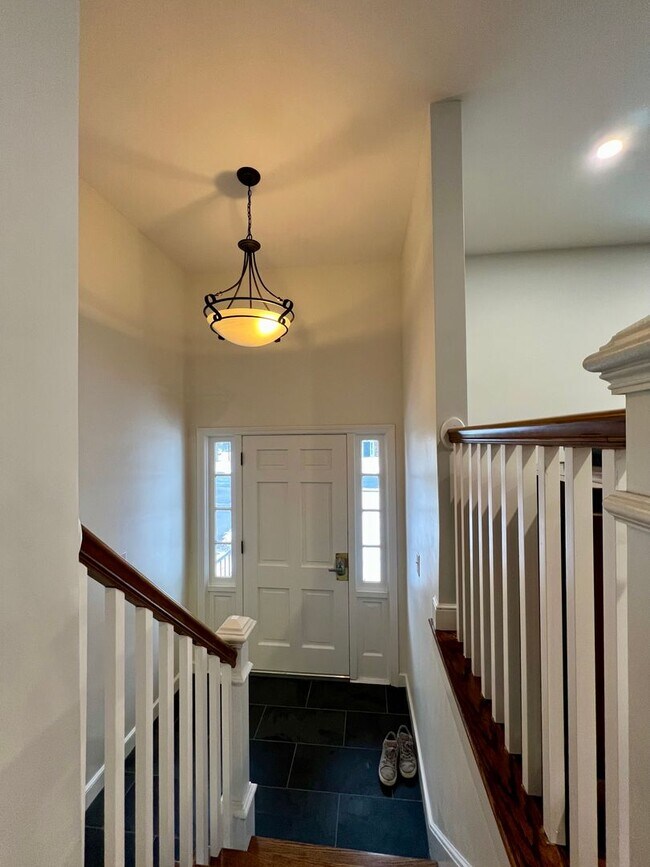 Building Photo - AVAIL 2/1: Single Family 4 Bed/ 3 Bath (Me...